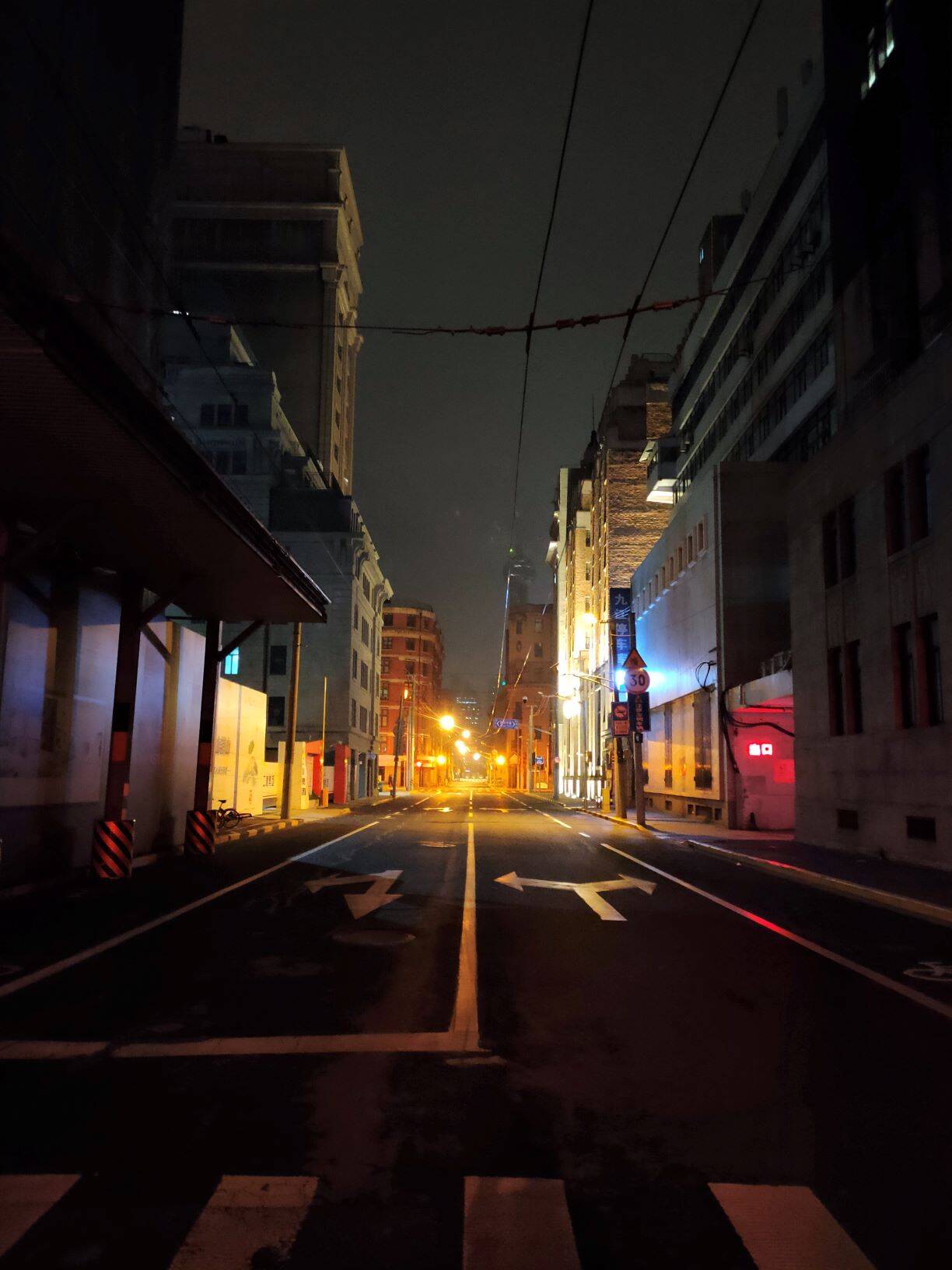 上海，在从旅馆到外滩的路上。凌晨三点。