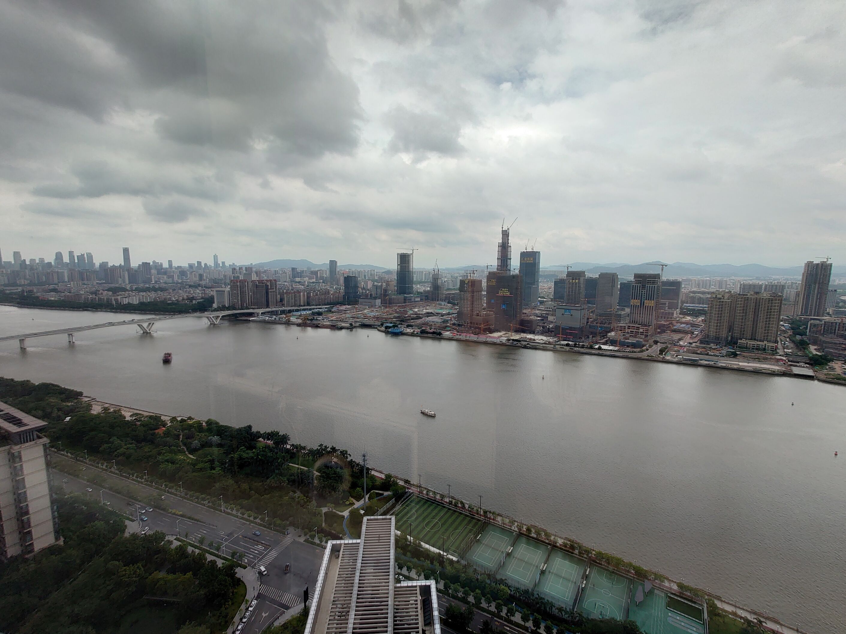 临江工位的视野。很多个晚上，下班后我都沿着江边的小道走到图左侧的大桥处，然后再坐有轨电车回来。