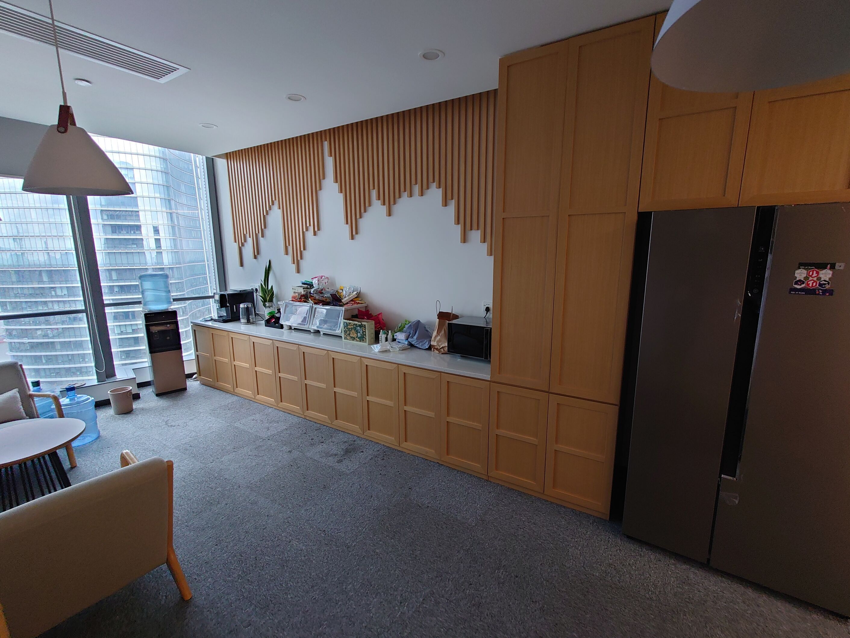 广州 office 的零食间。每天我和学长都会白嫖好多饮料...