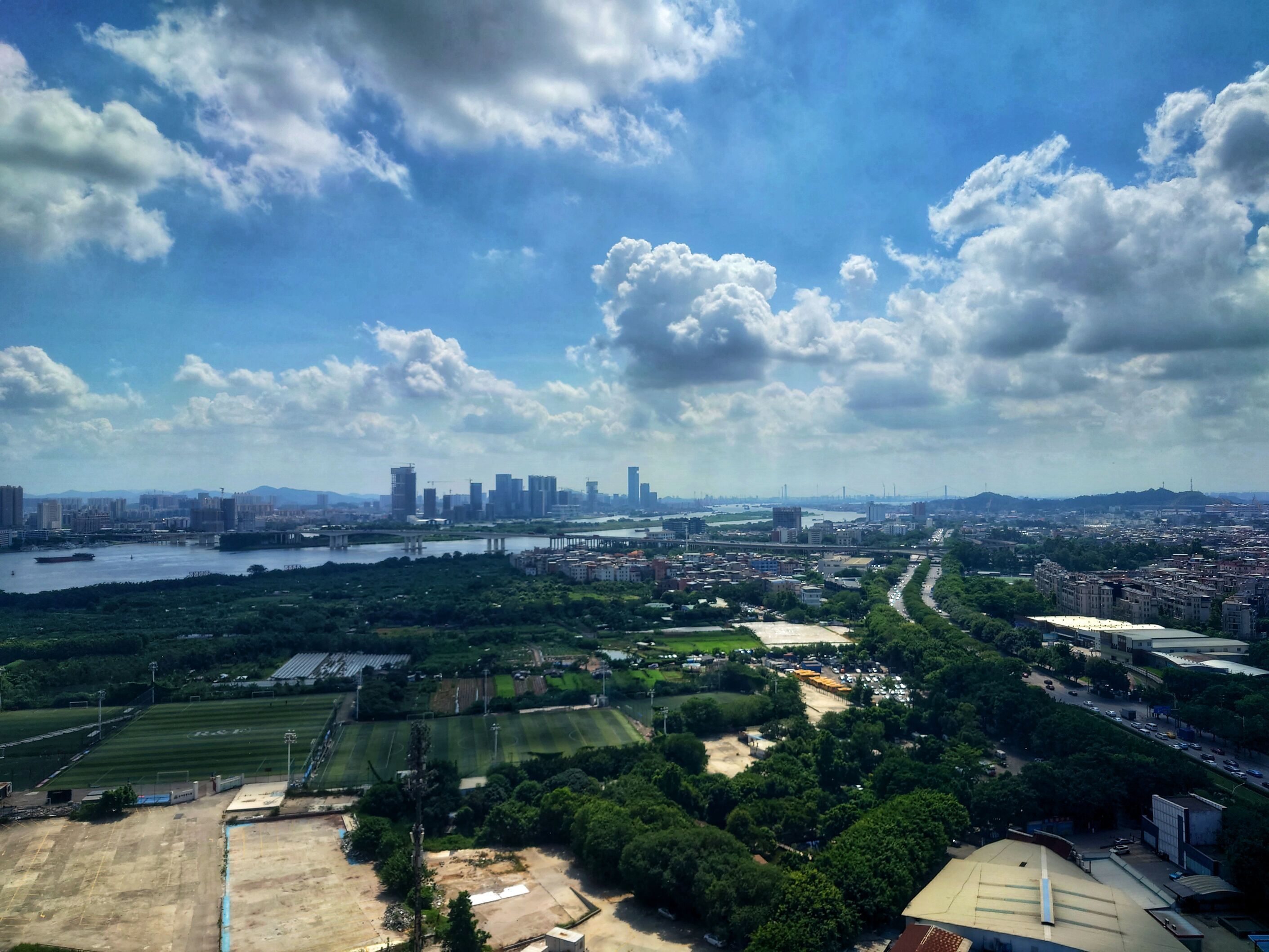 住处日间的视野。图中近处的大桥就是东圃特大桥。