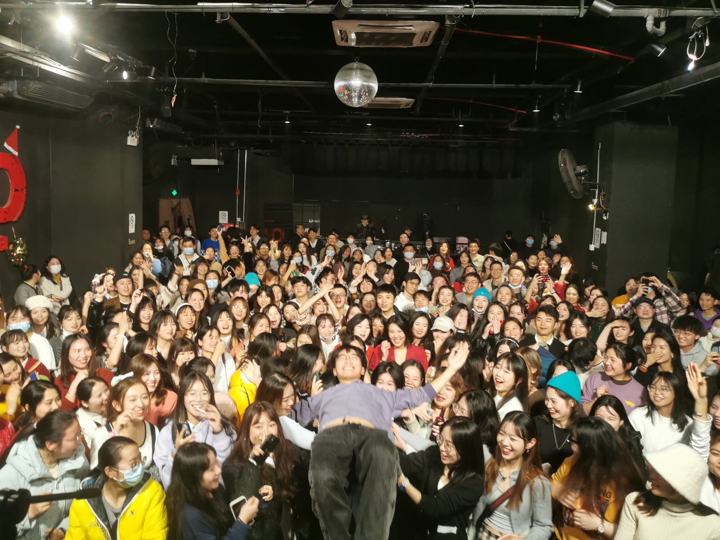 同一场 live，节奏吉他手跳水——妹子真多啊。(啧啧啧)